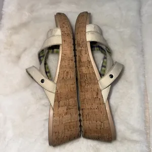 Crocs‎ A-Leigh Women's Size 10 Beige Cork Wedge Sandals Strappy Suede Like Style thumbnail 4