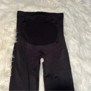 Women's‎ Cropped Leggings Black Seamless Butt Lifting Cropped High-Rise thumbnail 6