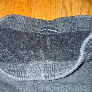 💜Brandy Melville Charcoal Grey Fleece-Lined Sweatshirt Collar thumbnail 2