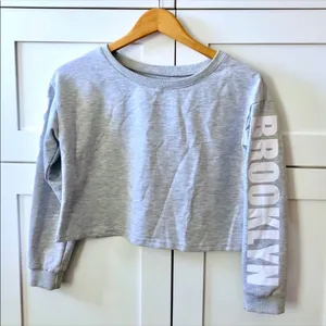 BROOKLYN Graphic Letter Cropped Long Sleeve Grey Sweatshirt, Lightweight sz. S thumbnail 7