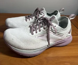 Brooks Women's Ricochet‎ 8 White/Mauve Running Sneakers Size 9.5 Gym Workout thumbnail 1