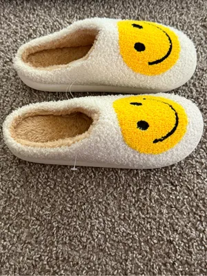NEWSmiley Face Fuzzy Sherpa Slipper White Yellow Happy Face Cozy House Shoes 7-8 thumbnail 8