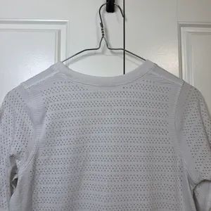 Lululemon Swiftly Tech Long Sleeve Women 4 Light Gray Perforated Mesh Top thumbnail 6