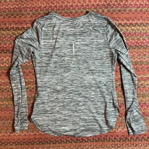 Reebok Grey Heathered Space Dye Long Sleeve Athletic Long Sleeve Shirt thumbnail 4