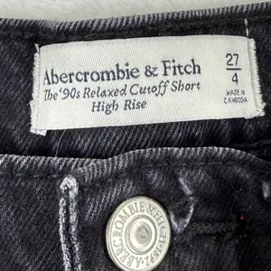 Abercrombie & Fitch 90s Relaxed Cutoff High‎ Rise Black Denim Shorts Womens 27 4 thumbnail 2
