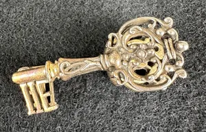 Vintage‎ L.I.W. Co 1950 key tie clip, brooch, EUC thumbnail 1