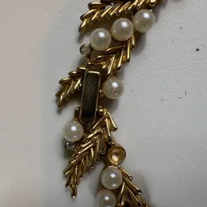 Vintage‎ Trifari Gold Tone Faux Pearl Leaf Necklace & Bracelet Set thumbnail 4
