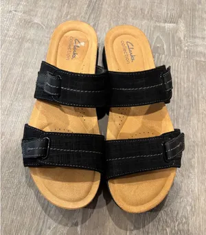 Clarks Collection‎ Sandals Slides Comfort Adjustable Black Straps 9.5 thumbnail 1