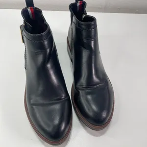 Tommy Hilfiger TWFAWN Black Leather Ankle Boots Logo Women 7M Zipper Equestrian thumbnail 2