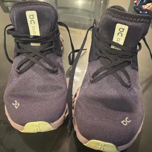 On cloud sneaker thumbnail 2