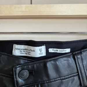 Abercrombie & Fitch vegan leather black the 90's straight ultra high rise 27 thumbnail 3