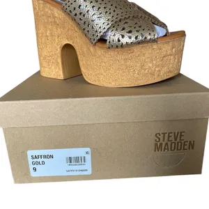 Steve Madden NWTs NIB Saffron Leather Lining Wedge Gold Platform Sandals size 9 thumbnail 2