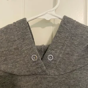 EUC Women’s gray elastic band waist‎ hooded cropped sweatshirt medium thumbnail 5