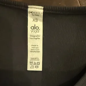 ⭐️ALO Yoga Black Ribbed TSHIRT thumbnail 3