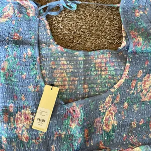 Floral romper Size L thumbnail 2