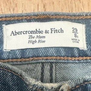 ABERCROMBIE & FITCH | The Mom High Rise Button Fly Distressed‎ Jeans, Size 29/8 thumbnail 4