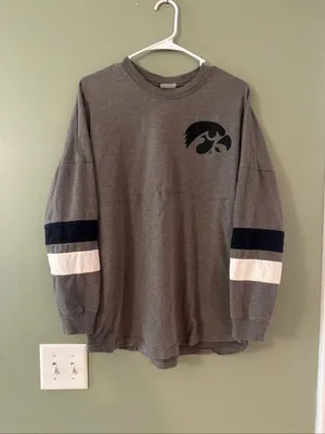Gray Long Sleeve Iowa Hawkeyes Graphic Tee Size M thumbnail 1