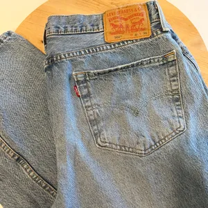 502 Levi's Light Wash 100% Cotton Low Rise Relaxed Fit Jeans Size 12 / 32 Large thumbnail 3