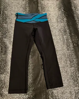 Womens sz4 Lululemon leggings thumbnail 1