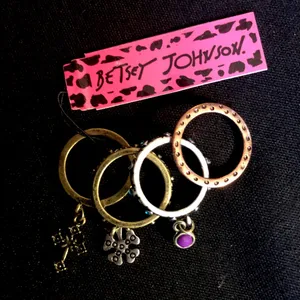 Betsey Johnson Set of 4 Rings Size 6.5 stackable ring thumbnail 2