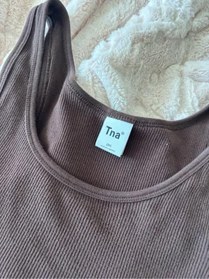 aritzia Ribbed Crop Tank Top thumbnail 3