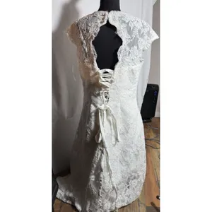 White Lace Wedding Gown Size 18 with Cinch Buttons Short Train Hem Scallop thumbnail 15