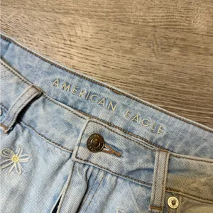 •AMERICAN EAGLE• DAISY MOM SHORTS thumbnail 3