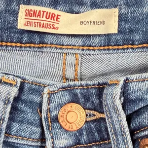 Signature by Levi Strauss Womens Boyfriend Jeans Medium Wash Blue Size 2 W26 thumbnail 4