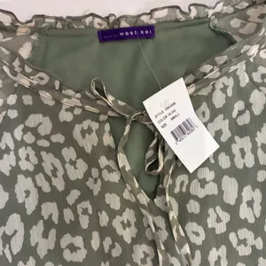 West Kei Olive Green Leopard Print Smocked‎ Midi Dress NWT Small D6625-B thumbnail 3