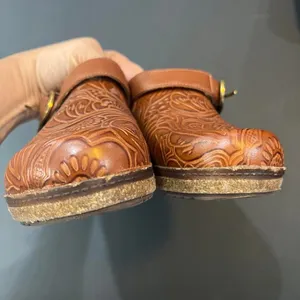Brioso Robson Clogs Women 7M Brown Great Embossed Leather Floral Mules thumbnail 5
