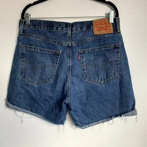 Levi's Mom Shorts in Medium Blue Wash‎ thumbnail 2