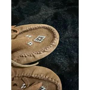 Manitoba Mukluks Harvester Moccasin Suede beaded Size 9 excellent preowned thumbnail 3