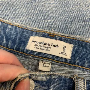 Abercrombie & Fitch Curve Love 90s Straight Ultra High Rise Jeans Blue 26 2R‎ thumbnail 6