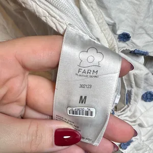 FARM‎ Rio White crop top Blouse with Blue Floral Accents thumbnail 5