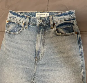 Abercrombie Ultra High Rise 90s Straight Jean thumbnail 6