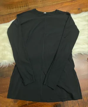 Lululemon Long Sleeve Black Top Size 4 Thumbholes Vent Detail thumbnail 1