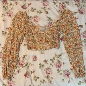 Urban Outfitters Floral Puff Sleeve Peasant Boho Crop Top Size Small thumbnail 2