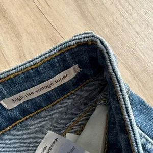 NWOT Wrangler High Rise Vintage Taper Mom Jeans Sz 10 Distressed Medium Wash thumbnail 8