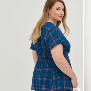 Torrid Babydoll Crinkle Plaid Crochet Inset Lace-Up Top size 0 (large) thumbnail 4