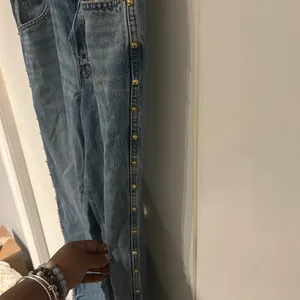 Women’s Universal Threads Mid Rise 90’s Baggy Blue Jeans with gold hardware thumbnail 6