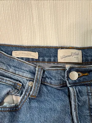 Universal Threads Women’s Straight-Leg Blue Denim Jeans thumbnail 2