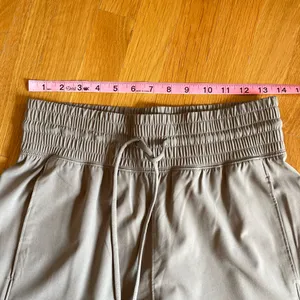 YPB Your Personal Best MotionTEK Jogger Pants Women’s Small Short Taupe Stretch thumbnail 6