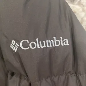 Columbia Women’s Winter Puffer Coat in dark/ olive‎ green Size Small thumbnail 2