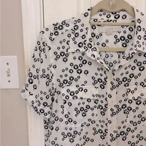 LOFT Women’s Short Sleeve Collared Floral Print Button Down in Black and White thumbnail 3