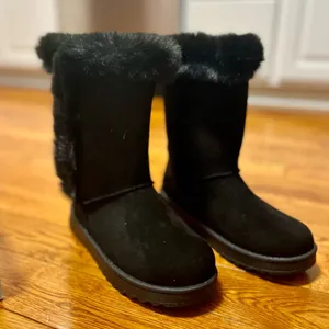 Women's Black Fur-Lined Boots Cozy with Cute Buttons thumbnail 5