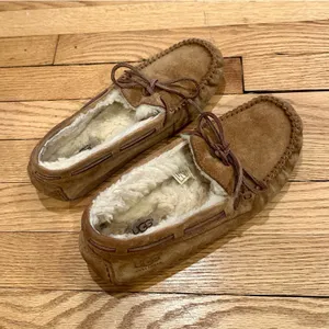 Women’s UGG Slippers thumbnail 3