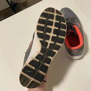 Women's Nike gray & coral sneakers‎ — size 9.5 thumbnail 6