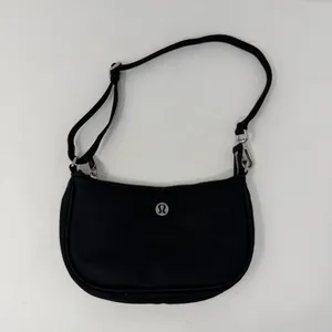 Lululemon City Essentials Shoulder Bag 4L Nylon Black Women O/S Black Mini Bag thumbnail 10