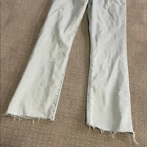 Joes jeans 28 hi rise honey curvy bootcut white wash light denim raw hem thumbnail 2