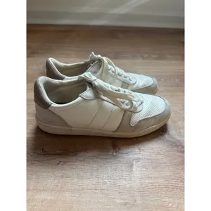 Universal Threads | Women's Off White Cream Casual Fashion Sneakers, Size 5‎ thumbnail 4
